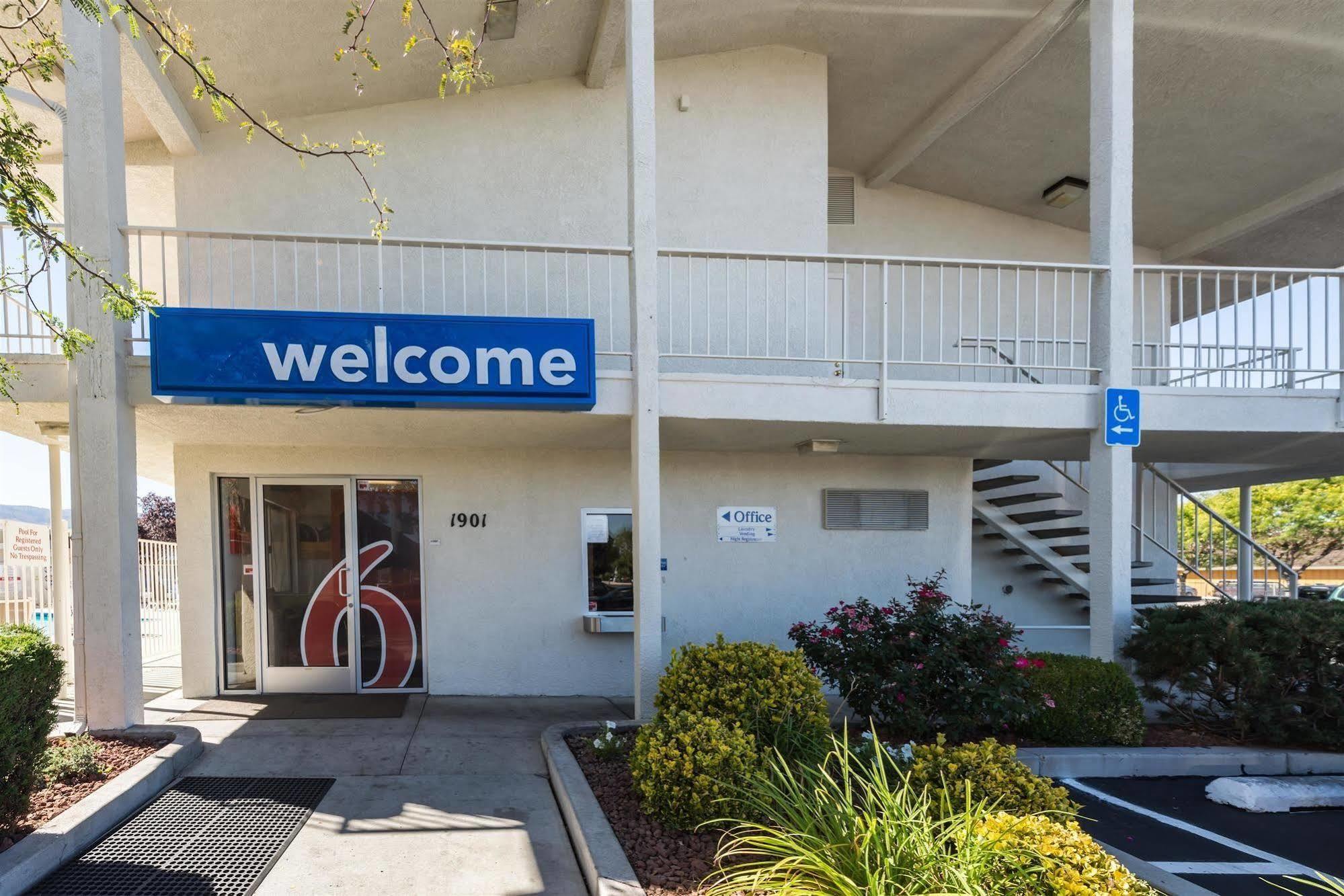 Motel 6-Reno, Nv - Virginia Plumb מראה חיצוני תמונה