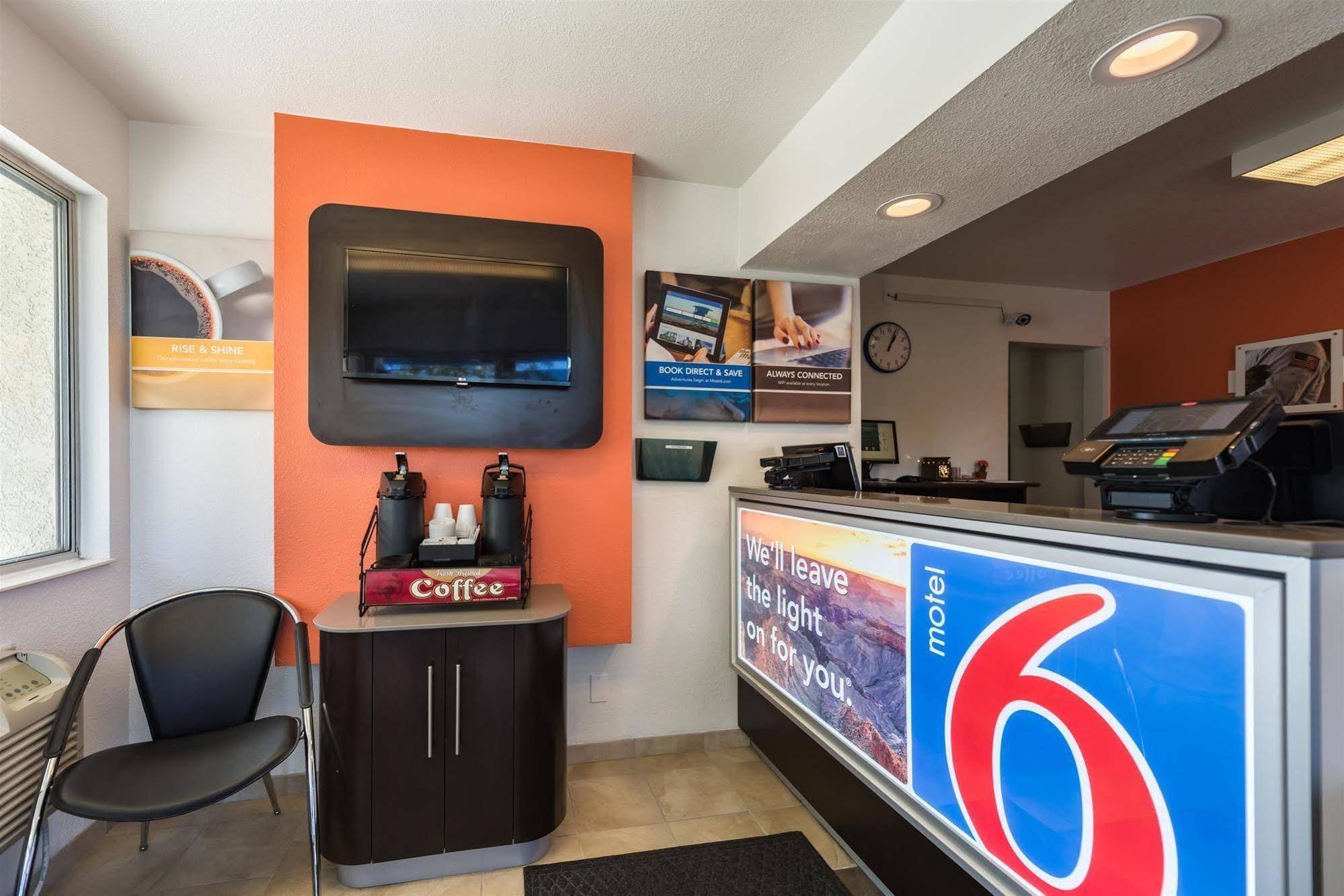 Motel 6-Reno, Nv - Virginia Plumb מראה חיצוני תמונה