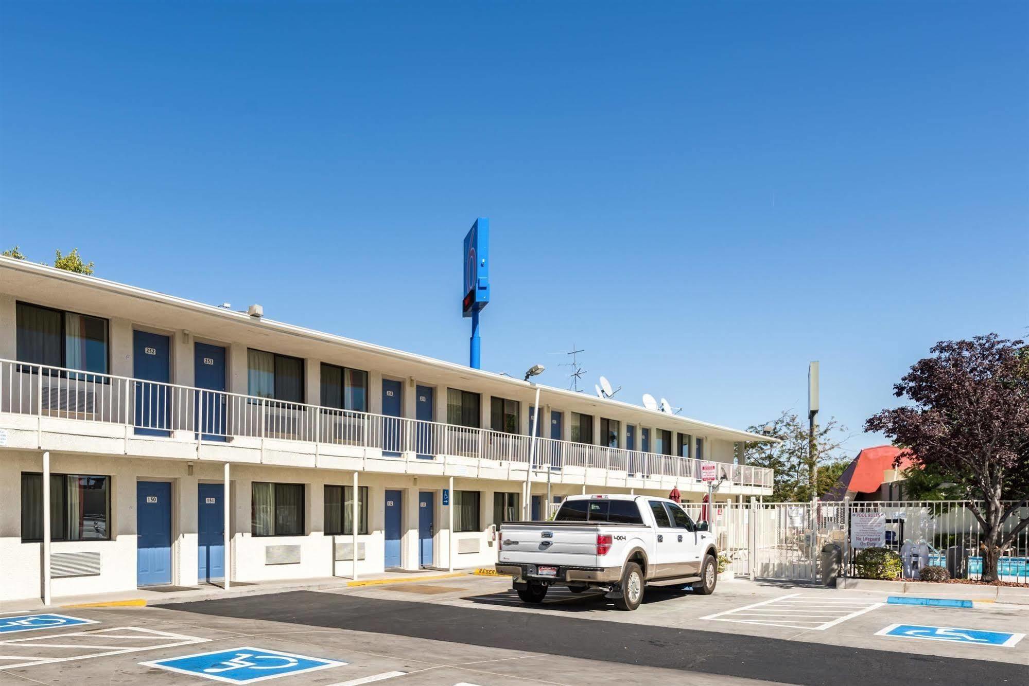 Motel 6-Reno, Nv - Virginia Plumb מראה חיצוני תמונה